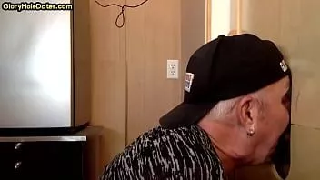 Odtwórz Amatorski gej Gloryhole ssie Donga i bierze spermę do ust
