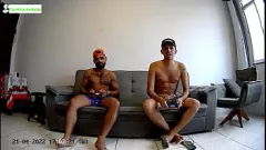 播放 巴西年轻男青年 Ferativo1 和 Keven Dotado 在大鸡巴同性恋玩