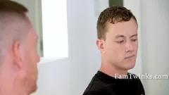 play Stiefvater und Twink Stepson teilen eine verbotene schwule Begegnung