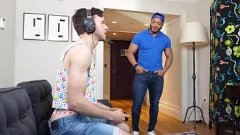 play Conductor de entrega colgado recibe una mamada mojada de un jovencito gay musculoso