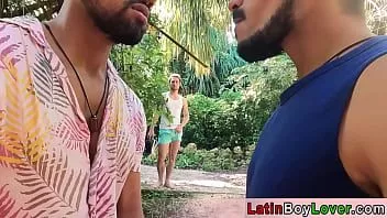 Reproduzir Local secreto para três gays latinos amadores na praia