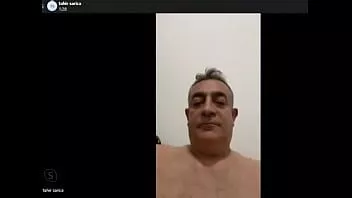 播放 来自土耳其的 Tahir sarican 住在英国伦敦，在 st john's wood 担任美发师，在通话视频中与同性恋手淫