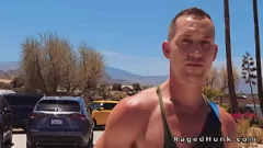 Abspielen Die muskulösen Kerle Ethan Sinns und Sean Austin bei einer schwulen Sexorgie im Badezimmer