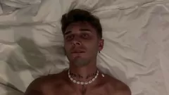 Reproduzir Twink gay musculoso goza forte na câmera: punheta e ação de pau grande