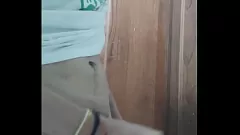 Играть Худенькая латина в любительском видео беззастенчиво ублажает себя в соло-домашнем видео