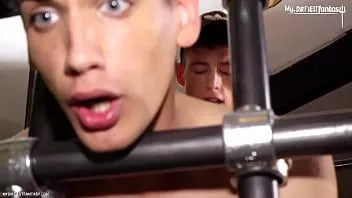 play Twink monster cock używa swojego czeskiego niewolnika jako zabawki dla chłopca rujnującej jego dziurę