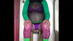 play Bărbatul gay bisexual o face bine la duș cu un vibrator cu curele și acțiune de travestire amatori reale