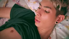 播放 瘦小的twink芽浓密的暨负载，而他的大拉丁裔公鸡