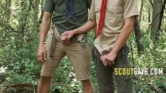 Redare Petite uniformed Twink Adam Snow sedus de Scoutmaster Zack Dean în The Great Outdoors