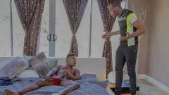 播放 Stepdad Trent King参加了Adrian Hart的禁止同性恋自慰会议
