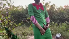 play يسكن مساعد سانتا ديكه الكبير في الهواء الطلق في عيد الميلاد هذا العام