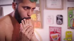 تشغيل كاميلو براون قدم القدم والقدمين المغطاة بعقد الروعة مع أليكس ديزني