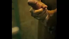 play Slim Twink con una masturbación de ducha de polla monstruosa