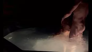Redare Soțul primește o muie la căzile cu hidromasaj