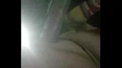 Odtwórz Amatorski gej z przyjemnością masturbuje się i czuje seksowny