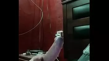 Reproducir Chico con tatuaje se masturba muy rico