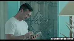 play El repartidor colgado se vuelve a desnudo por un cliente gay mayor