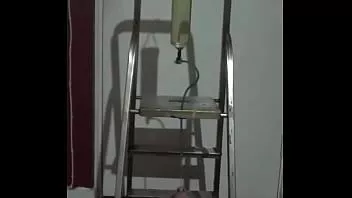Reproduzir Bissexual gay mark wright mijou em uma maneira diferente usando uma escada e seu dispositivo de mijar feito em casa