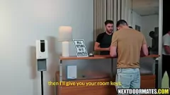 Afspelen HOOKKAMER HOOK-UP: Anonieme gay sex-ontmoeting tussen sexy jocks