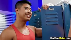 Играть Muscular Asian Jock берет сырой член Большого друга в интенсивном гей -сексе