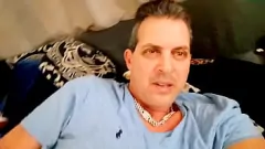 Riproduci Sex tape trapelato di Cory Bernstein con il figliastro: incontro gay esplicito durante una videochiamata