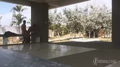 Afspelen Slanke twinks genieten van anaal plezier in de buitenlucht vlakbij een voetbalveld, zonder condoom en wild