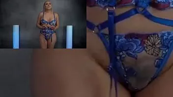 Reproducir Hermosa mujer modelando lencería