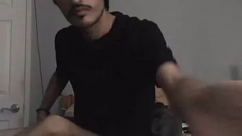 Redare Picioarele de twink sexy fac provocarea de rezistență la șosete și se dezbrăcă