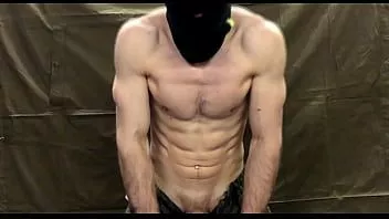 播放 俄罗斯黑帮羞辱并操了一个男同性恋者！脏话！卡明在脸上！